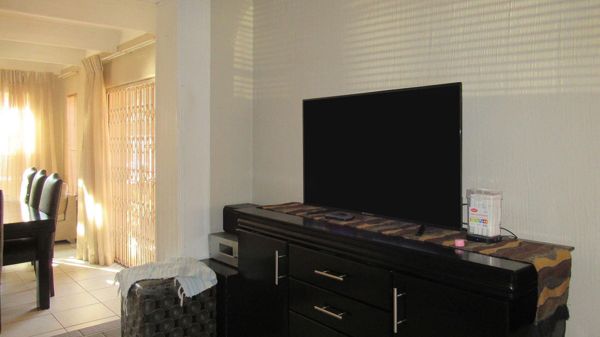 Lounges - 71 square meters of property in Kloofendal