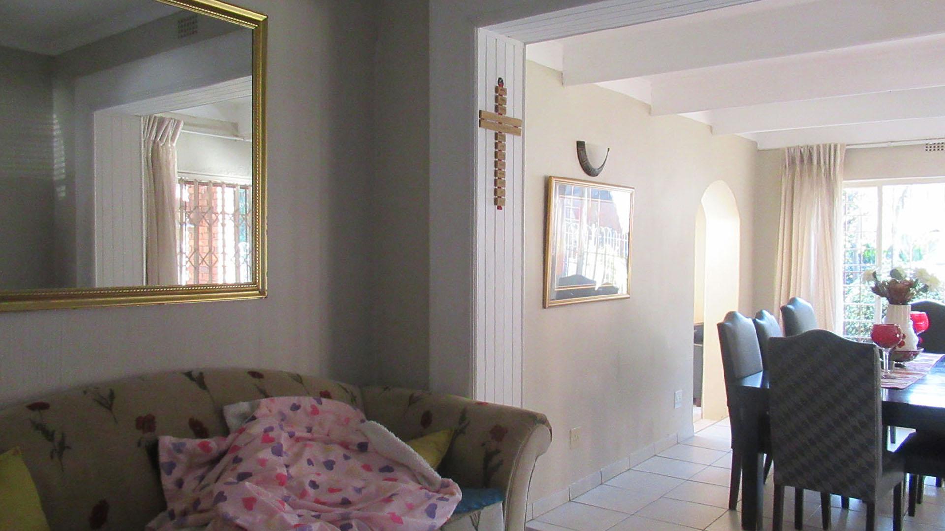 Lounges - 71 square meters of property in Kloofendal