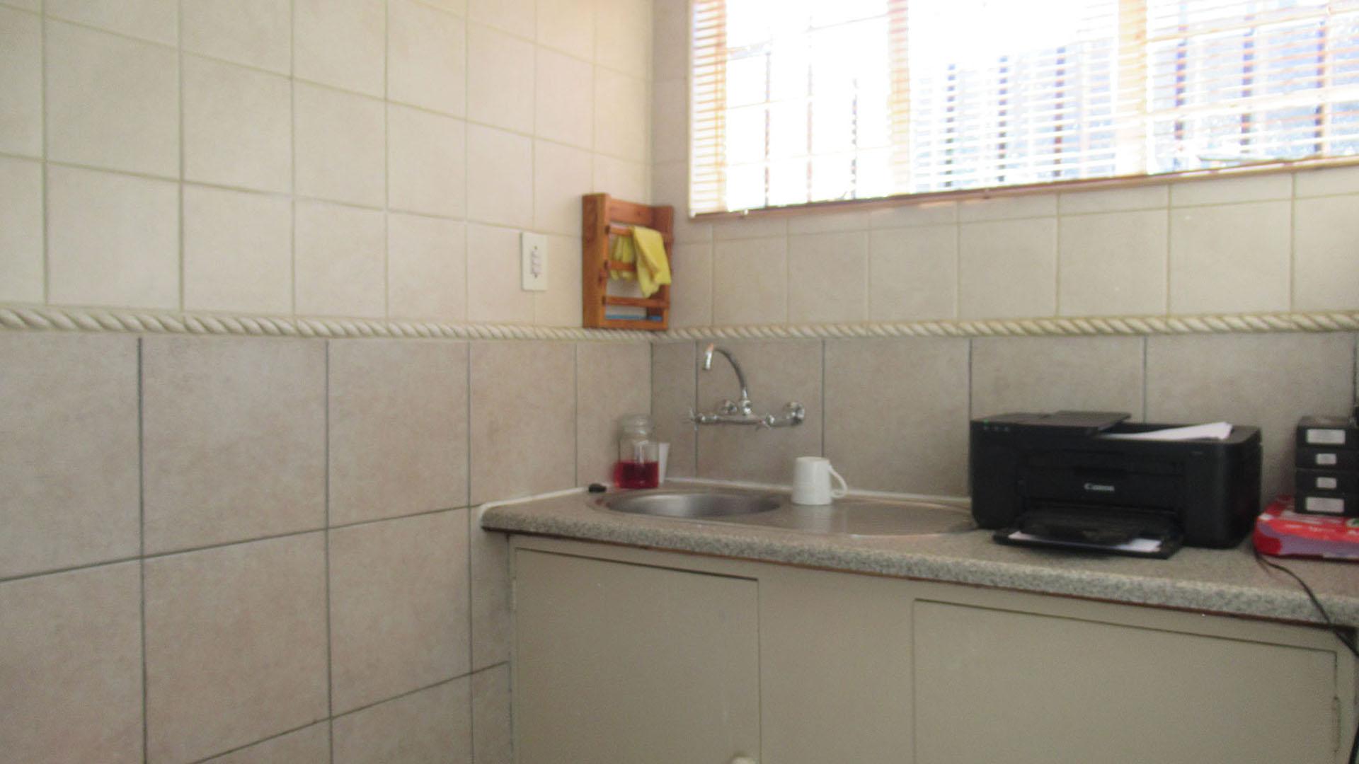 Kitchen - 19 square meters of property in Kloofendal