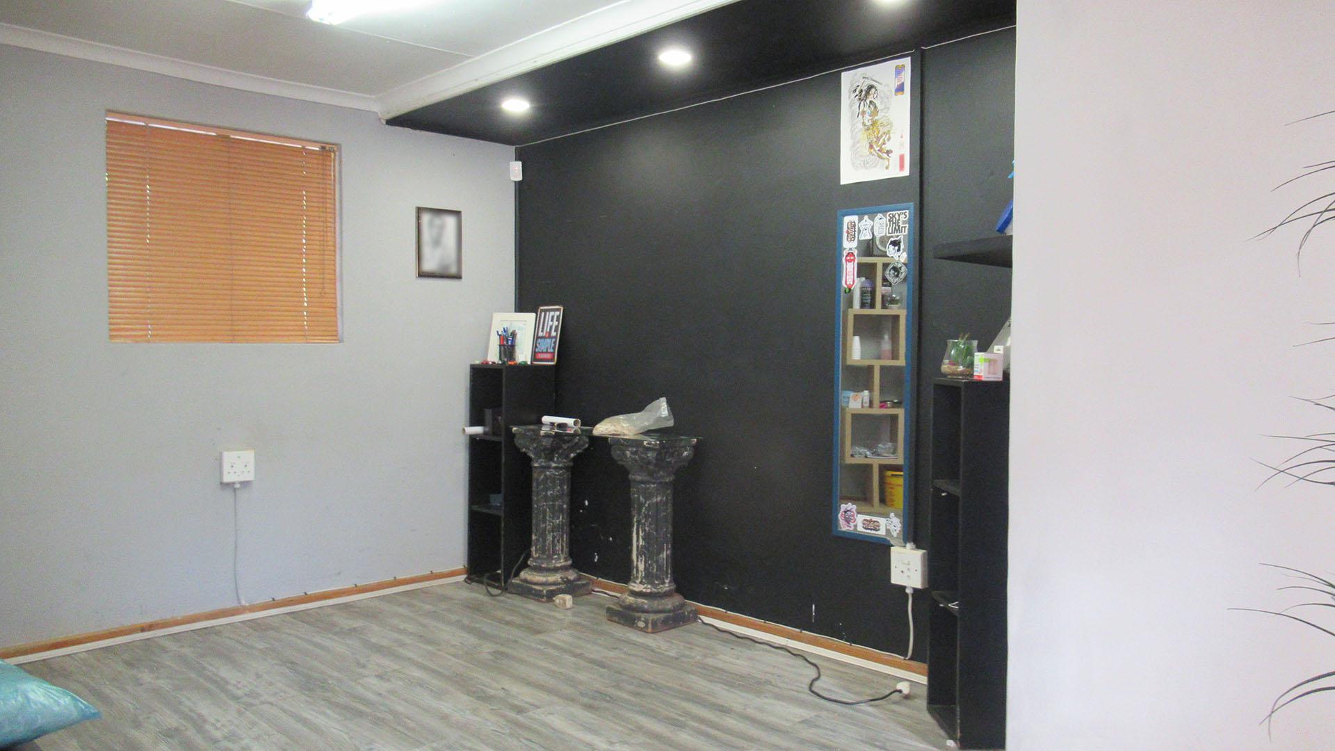 Bed Room 5+ - 16 square meters of property in Kloofendal