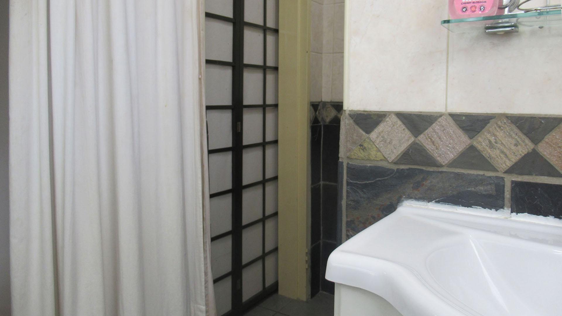 Bathroom 2 - 6 square meters of property in Kloofendal