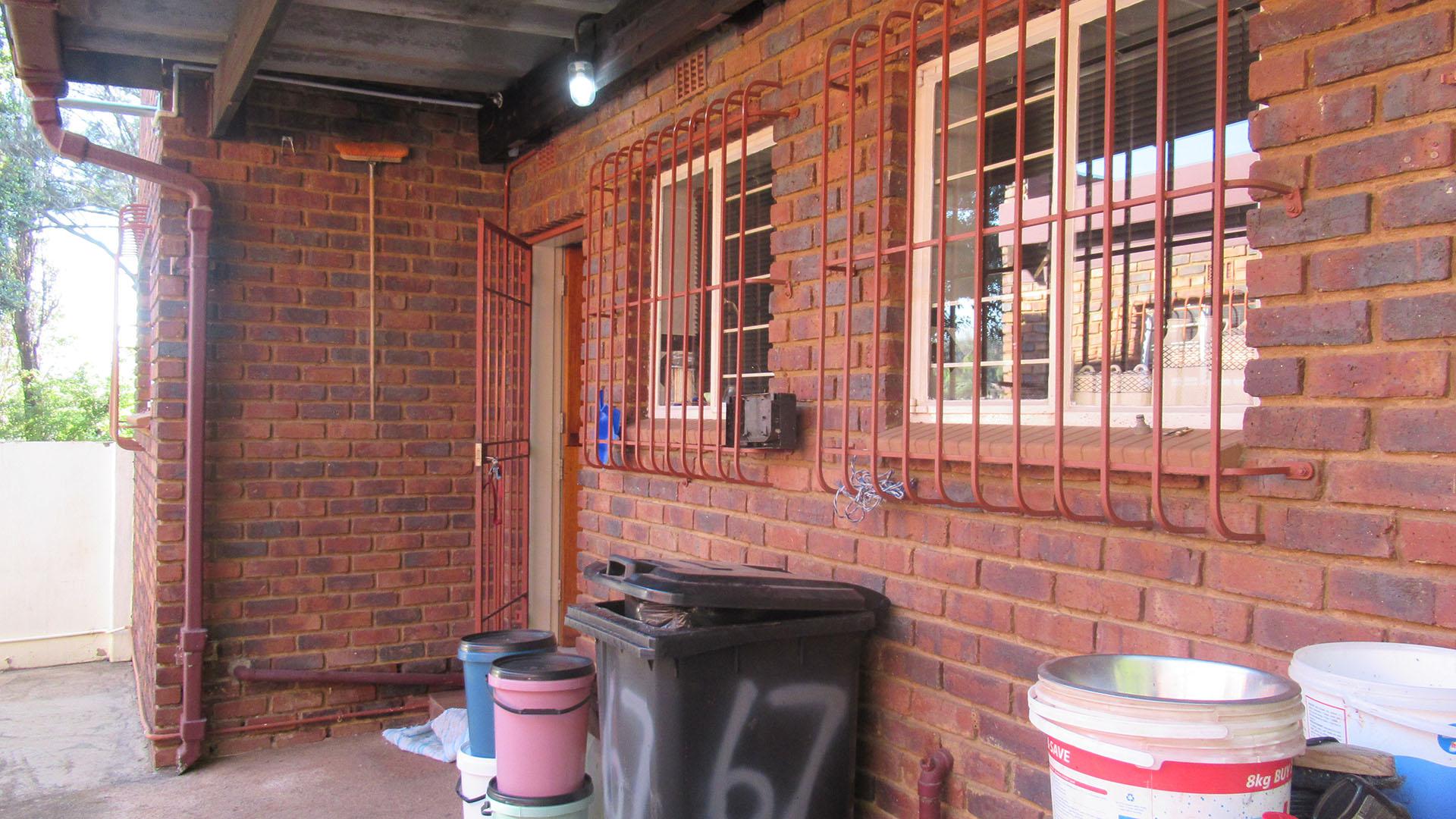 Patio - 47 square meters of property in Kloofendal