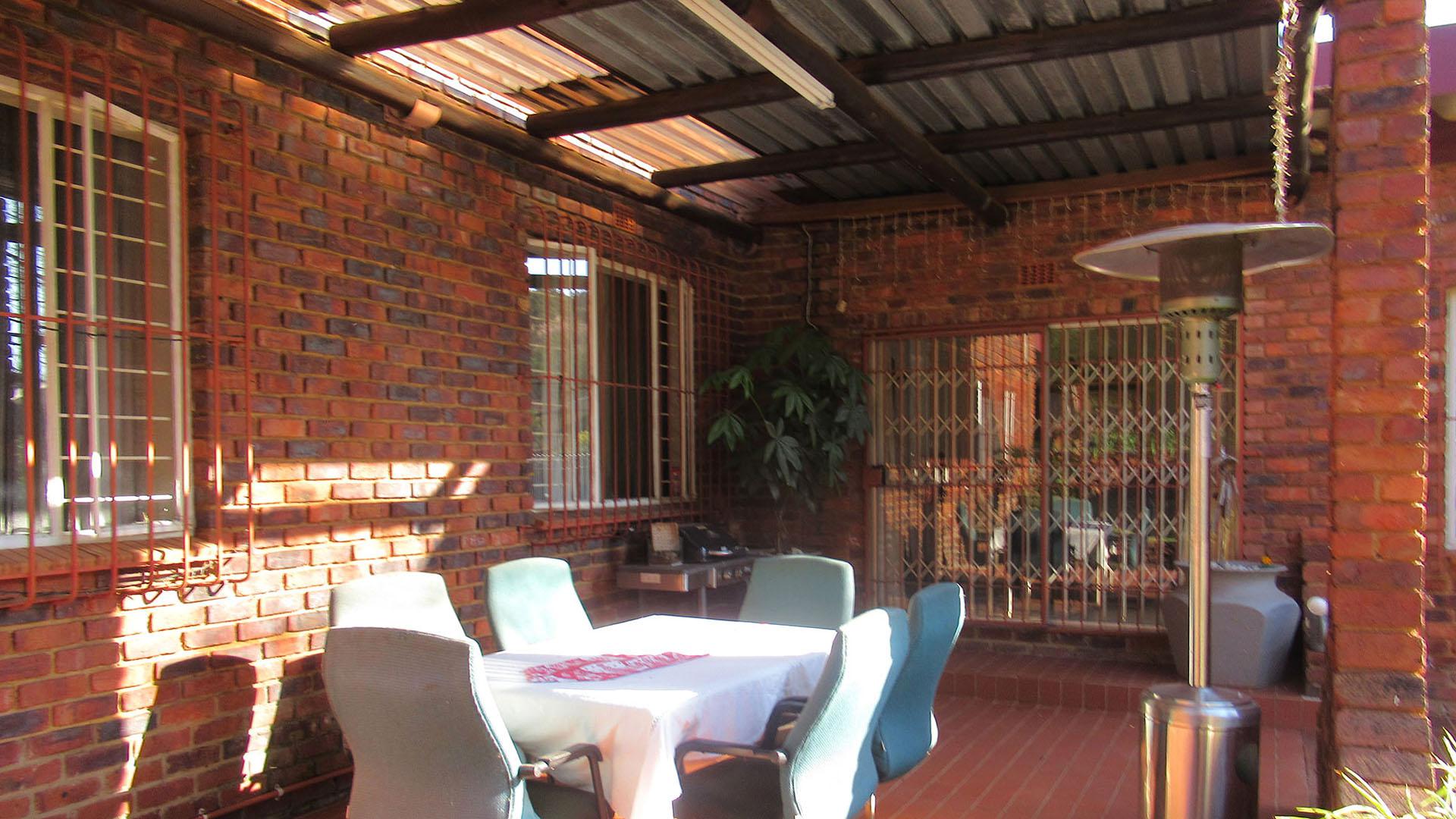 Patio - 47 square meters of property in Kloofendal