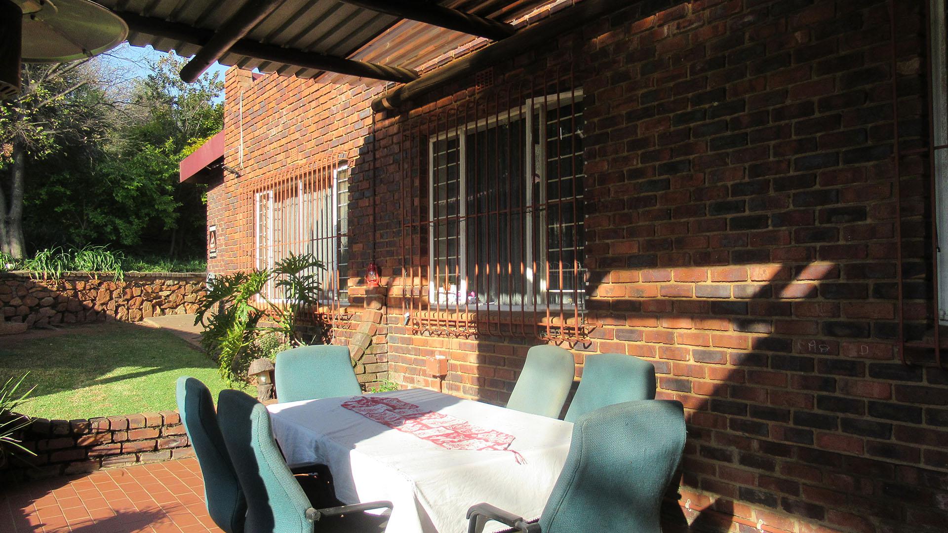 Patio - 47 square meters of property in Kloofendal