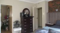 Main Bedroom - 18 square meters of property in Kloofendal