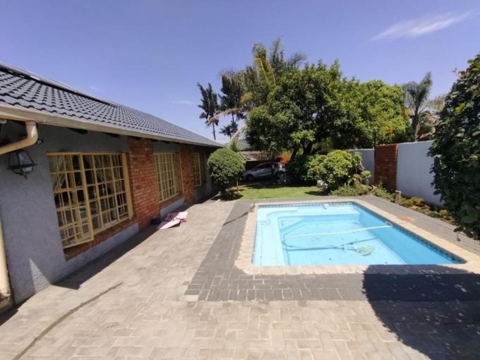 3 Bedroom Simplex for Sale For Sale in Garsfontein - MR677899