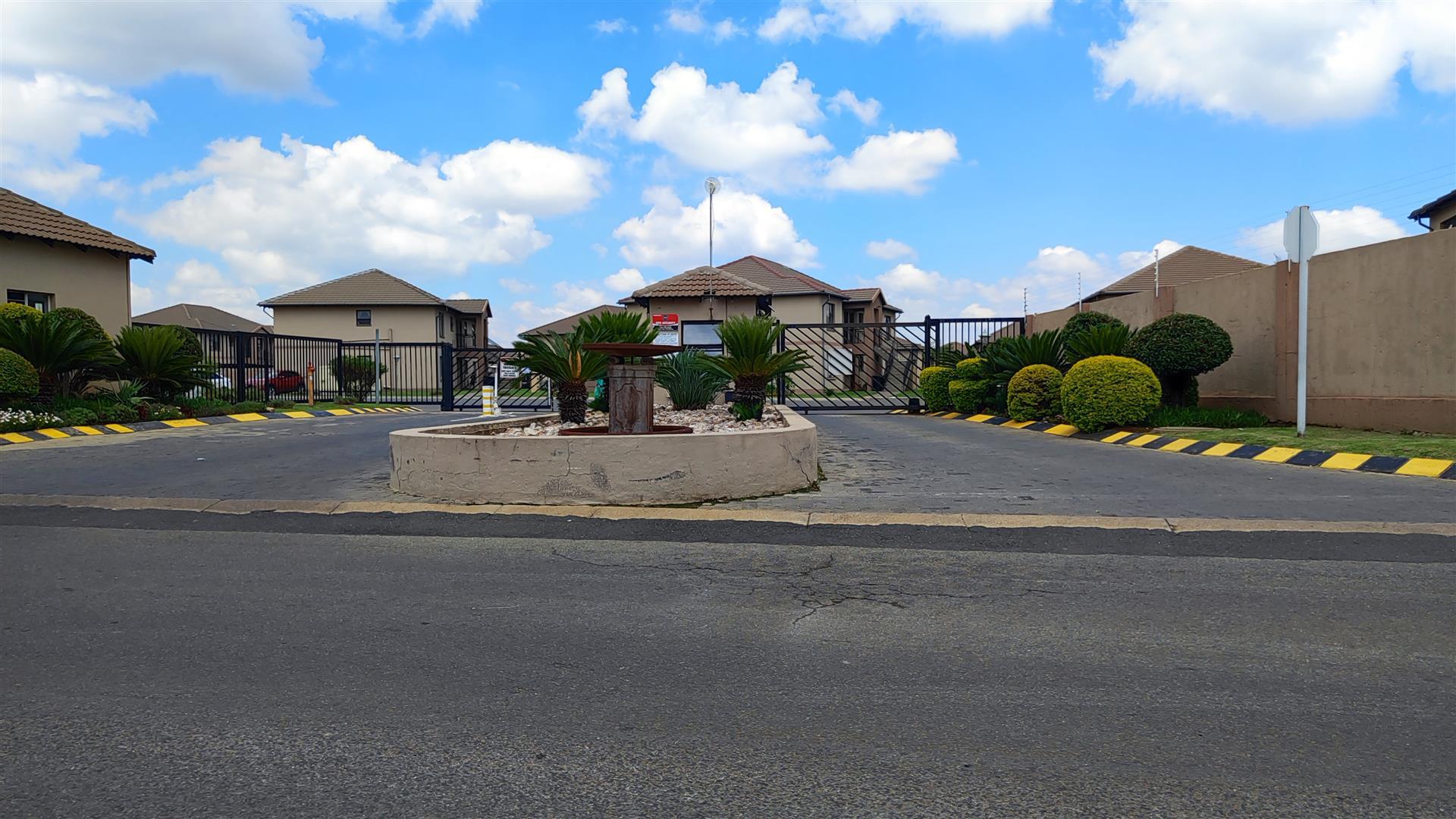 Front View of property in Parkrand