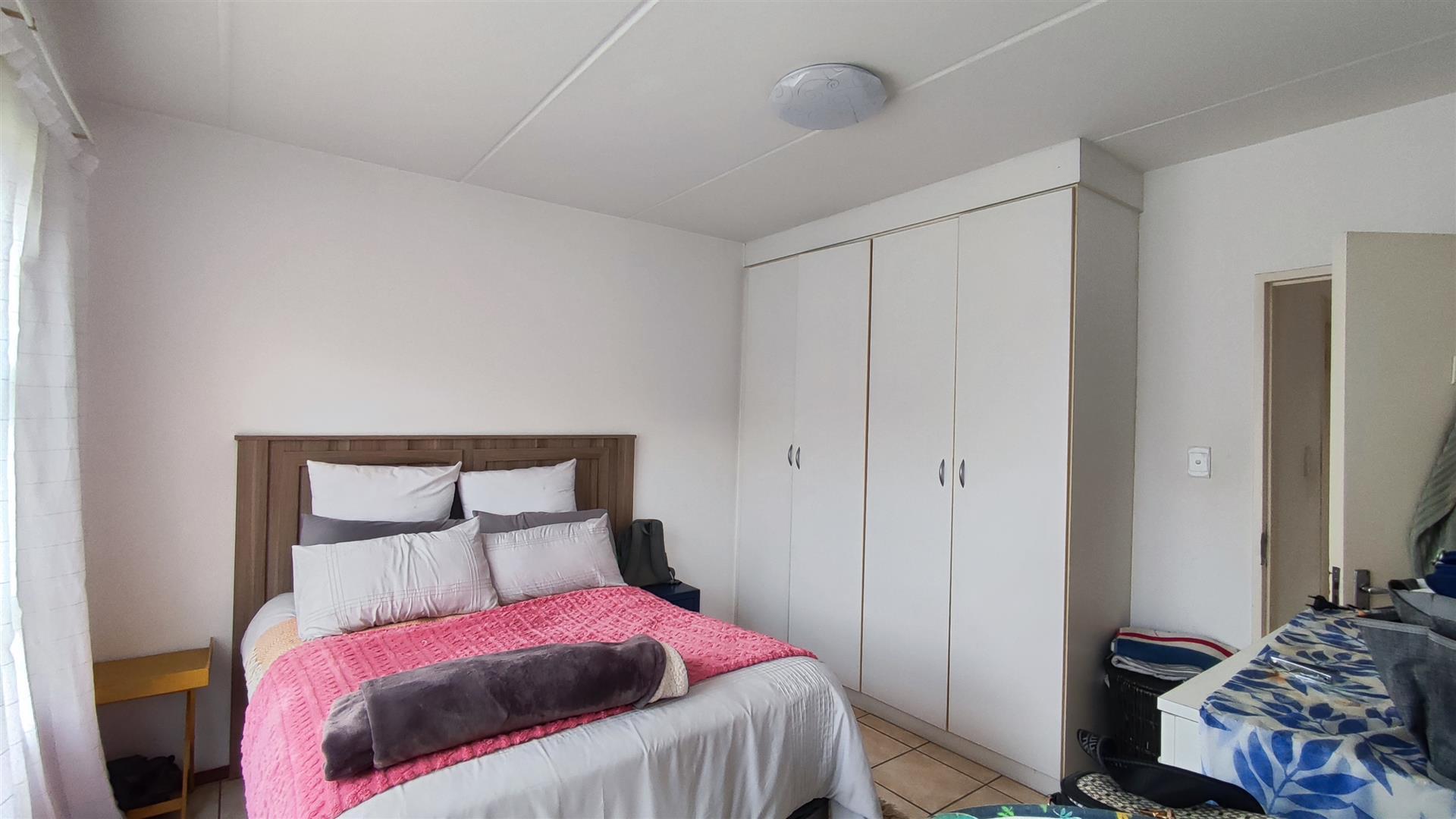 Bed Room 1 - 15 square meters of property in Parkrand