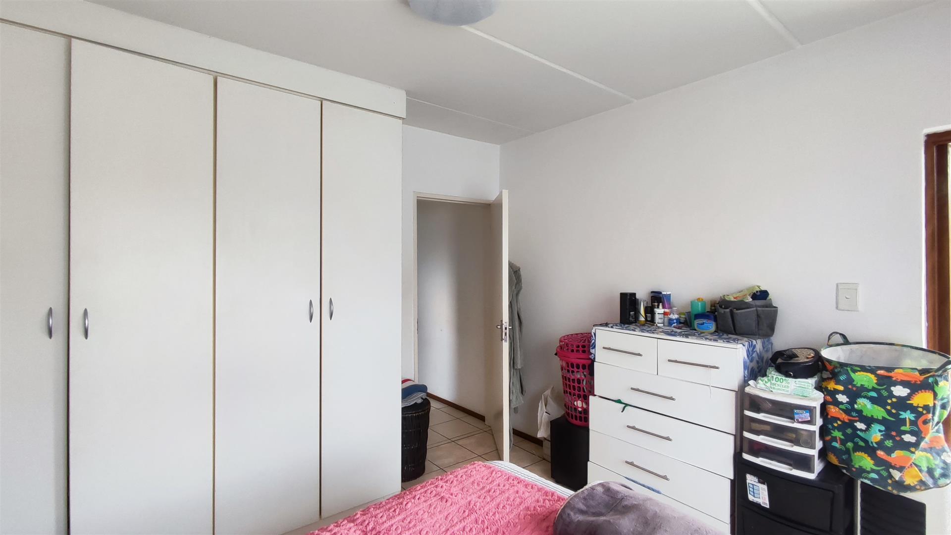 Bed Room 1 - 15 square meters of property in Parkrand