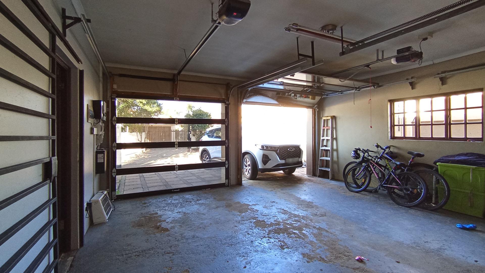 Garage - 34 square meters of property in Doornpoort