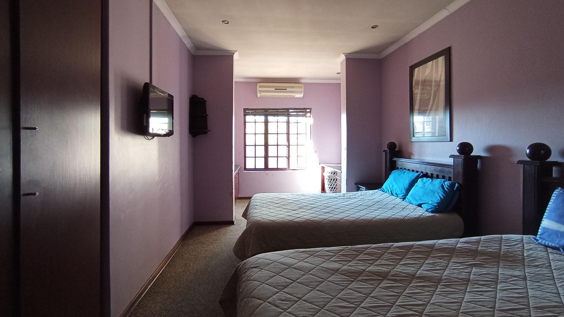 Bed Room 1 - 21 square meters of property in Doornpoort