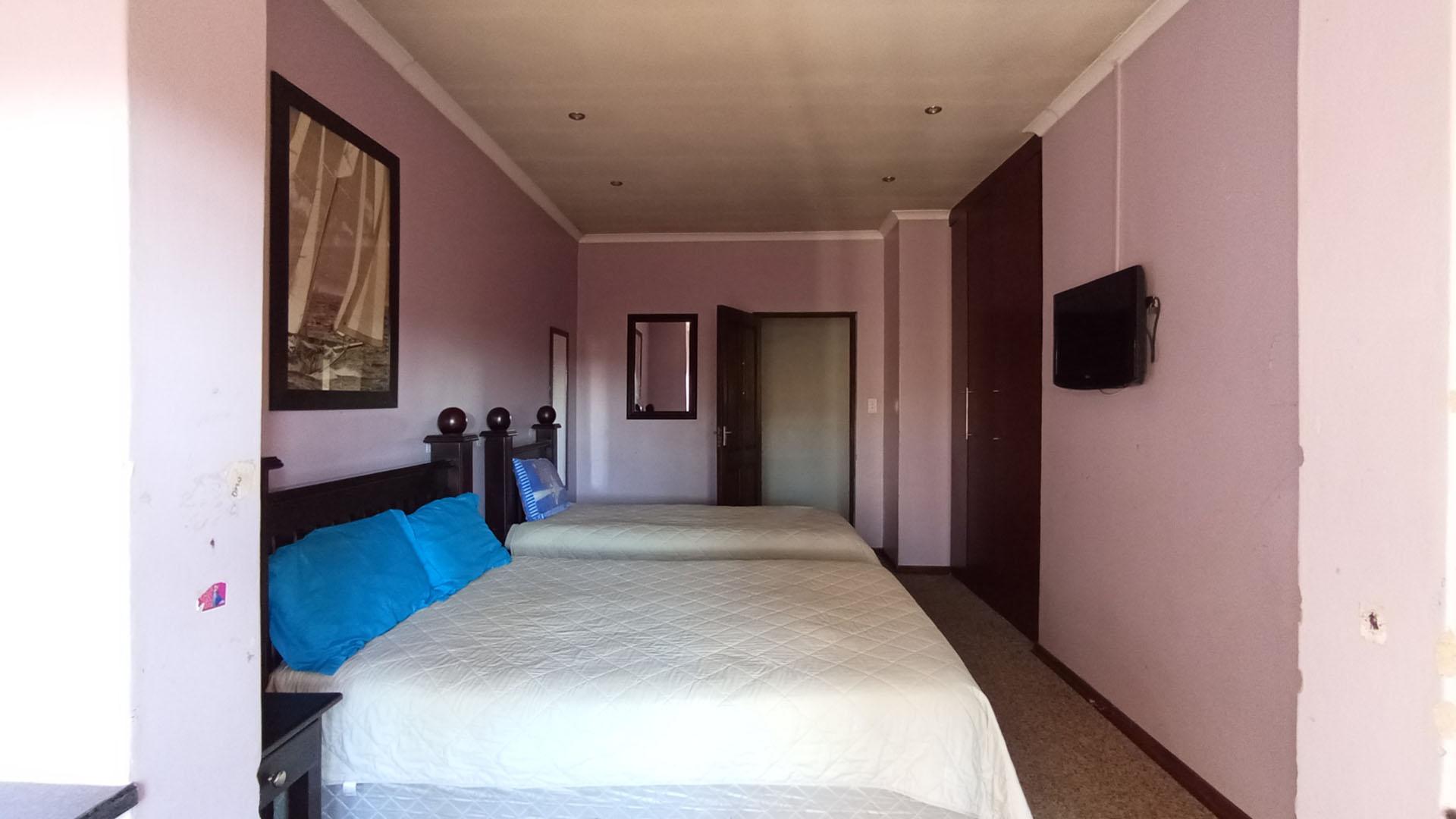 Bed Room 1 - 21 square meters of property in Doornpoort