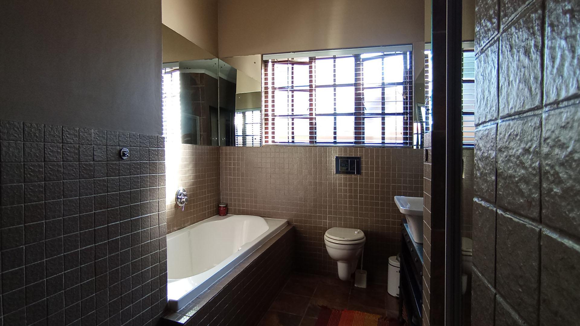 Bathroom 1 - 8 square meters of property in Doornpoort
