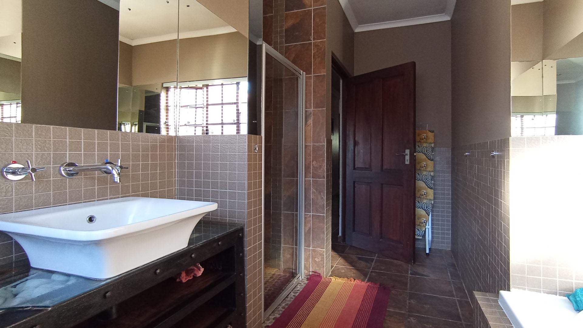 Bathroom 1 - 8 square meters of property in Doornpoort