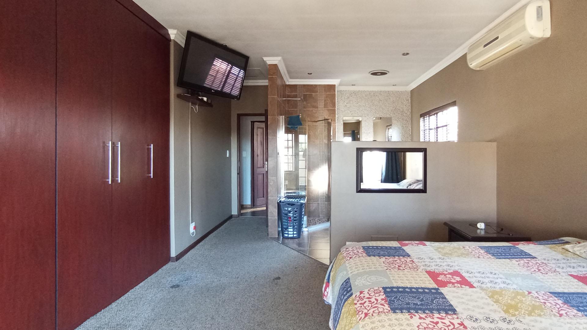 Main Bedroom - 23 square meters of property in Doornpoort