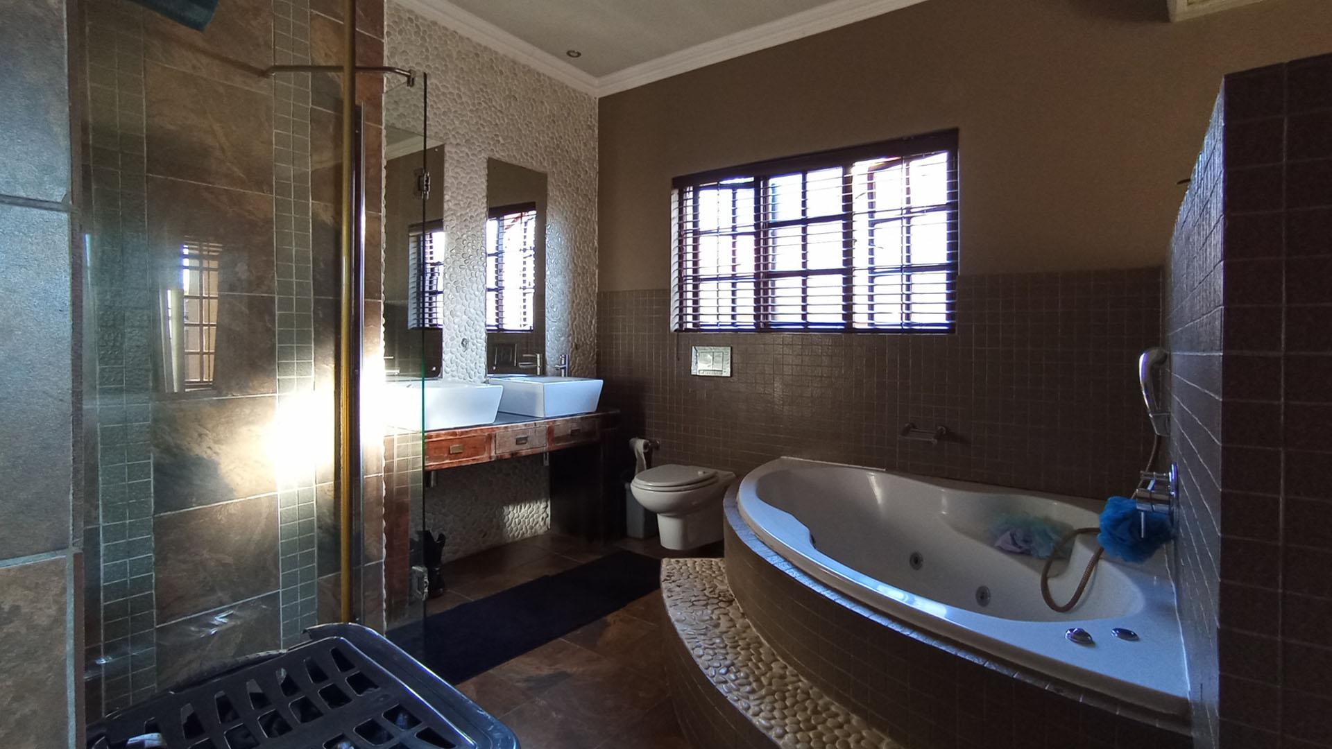 Main Bathroom - 6 square meters of property in Doornpoort