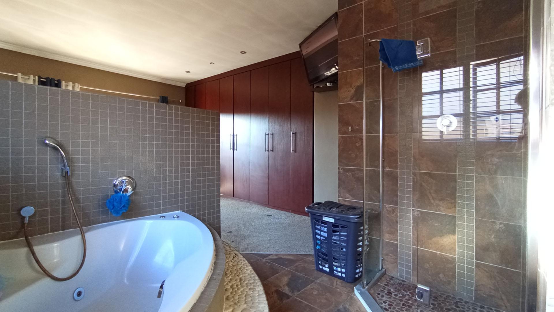Main Bathroom - 6 square meters of property in Doornpoort