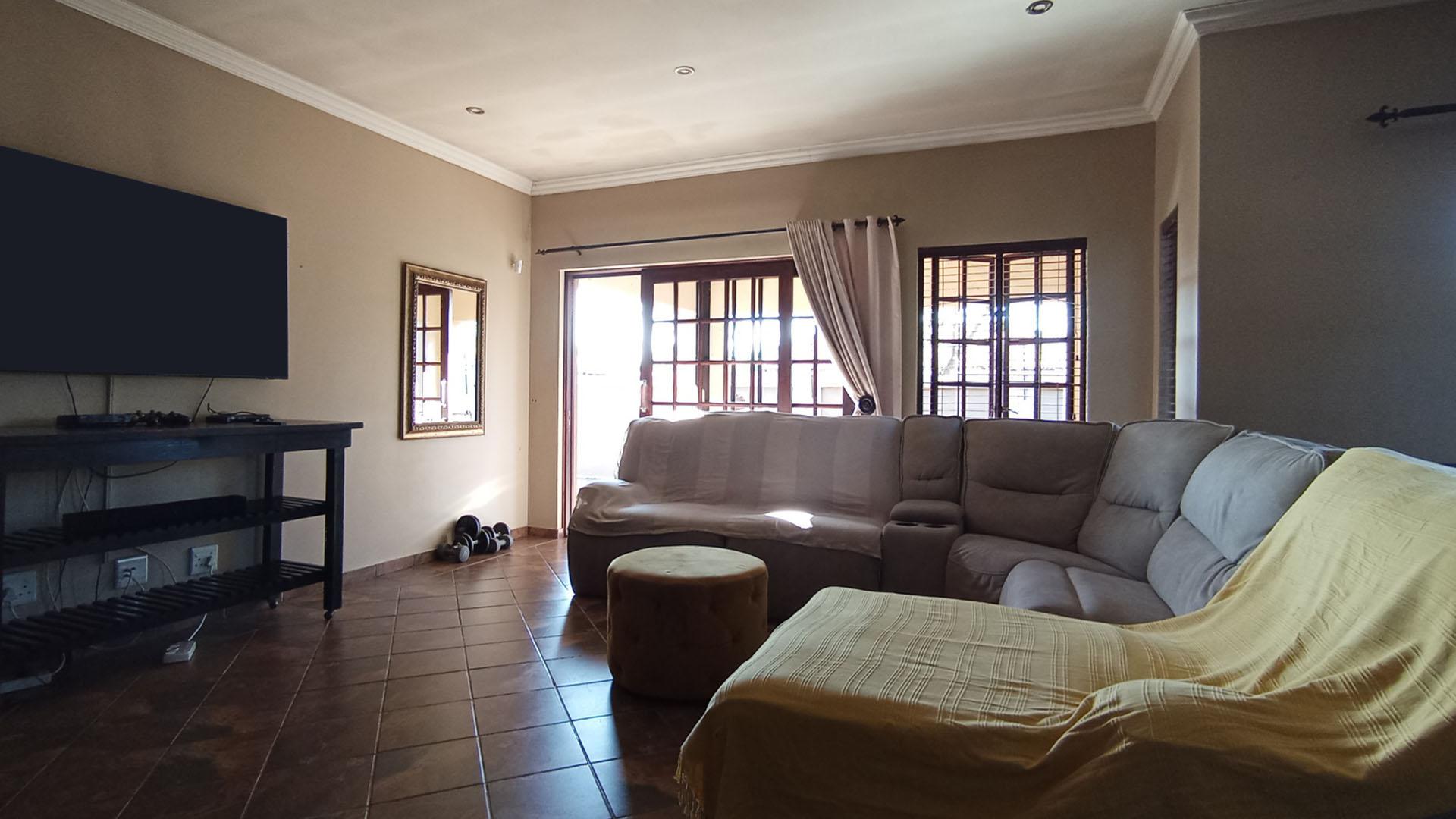 Lounges - 34 square meters of property in Doornpoort