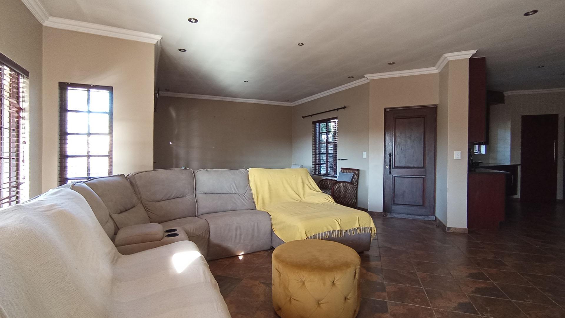 Lounges - 34 square meters of property in Doornpoort