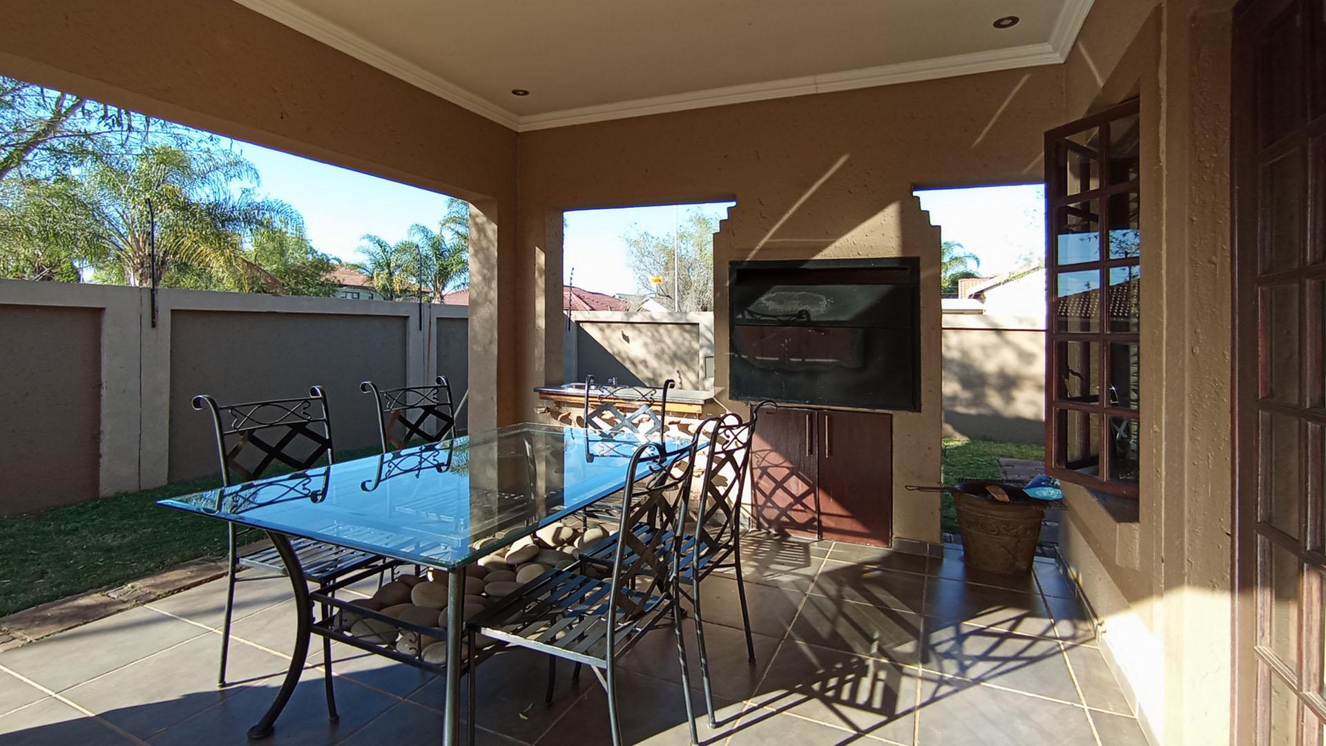 Patio - 15 square meters of property in Doornpoort