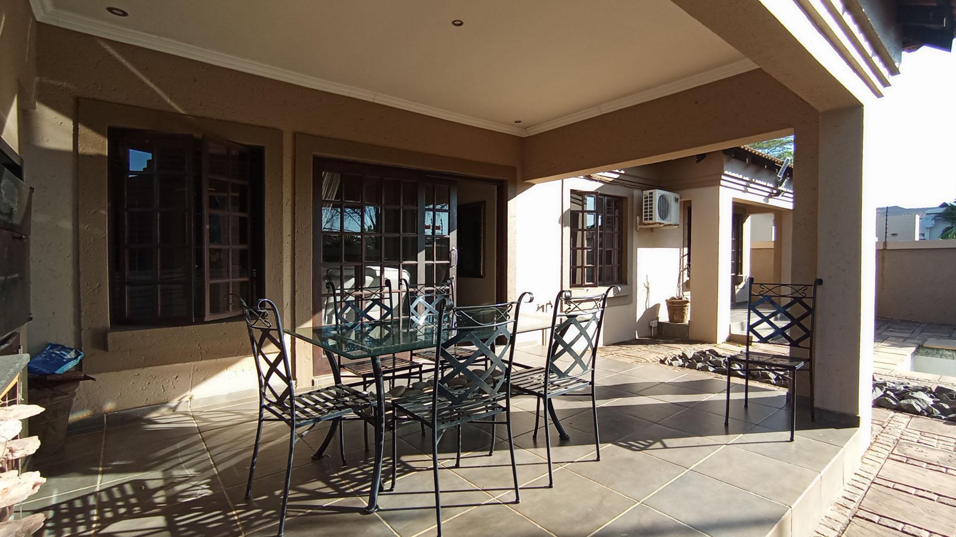 Patio - 15 square meters of property in Doornpoort