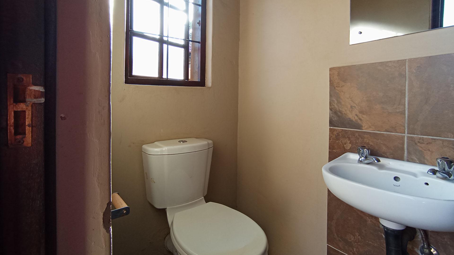Staff Bathroom - 2 square meters of property in Doornpoort