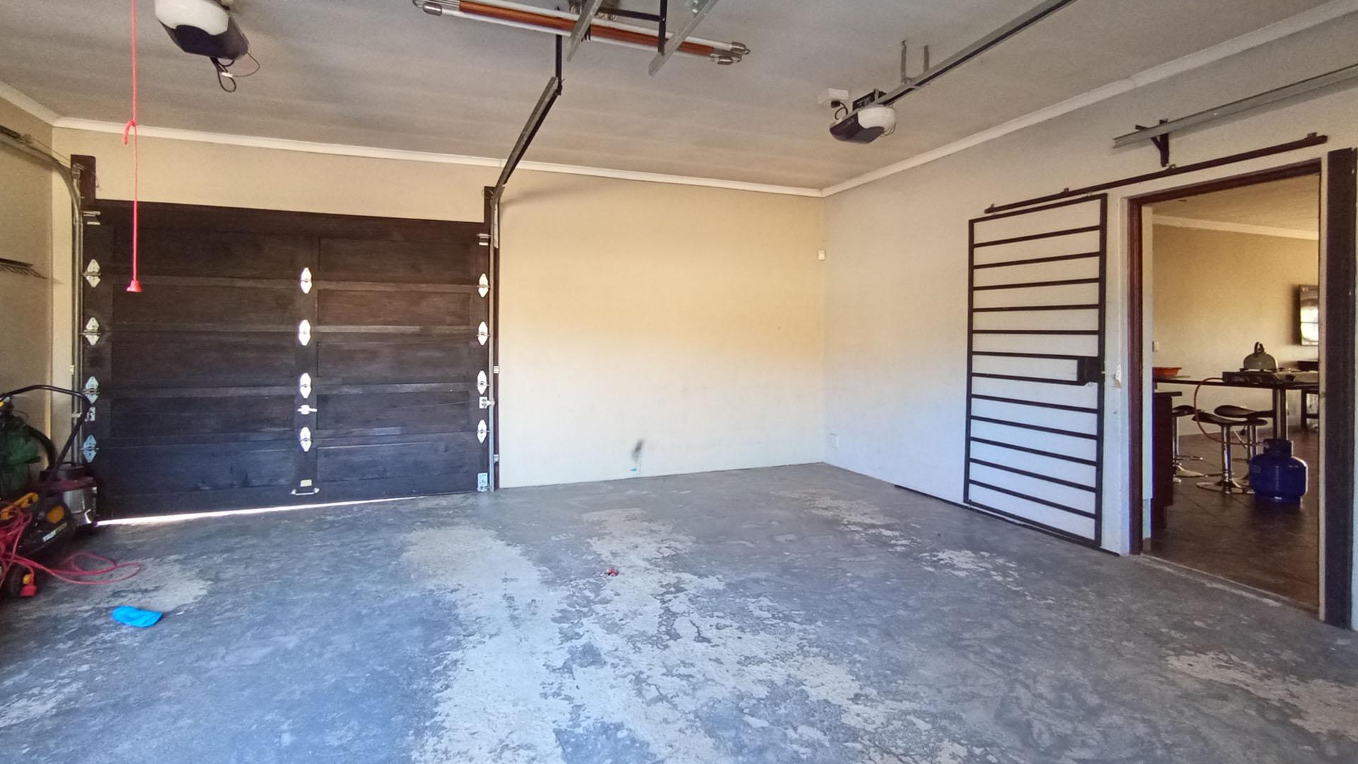 Garage - 34 square meters of property in Doornpoort