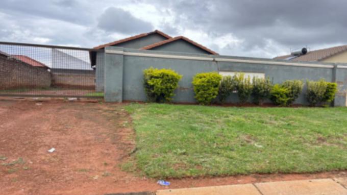 SA Home Loans Sale in Execution 3 Bedroom House for Sale in Protea Glen - MR677952