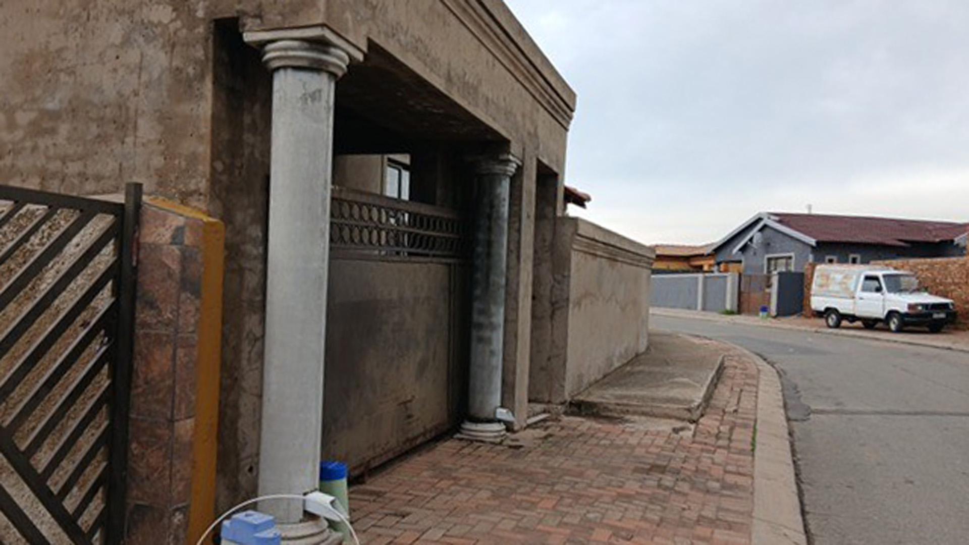 Front View of property in Kwa-Thema
