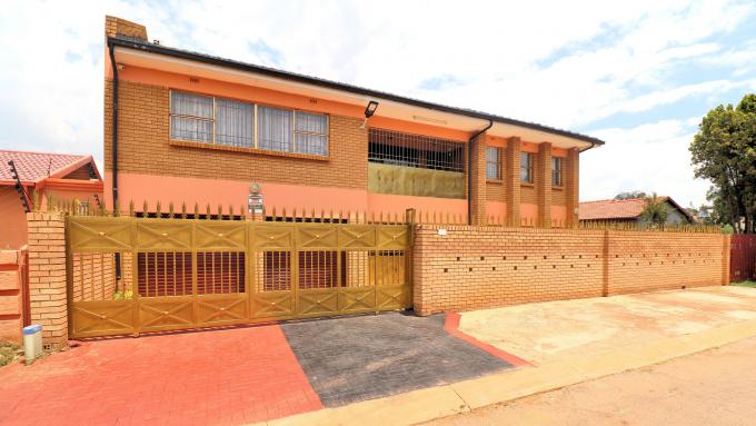 5 Bedroom House for Sale For Sale in Lenasia South - MR678056