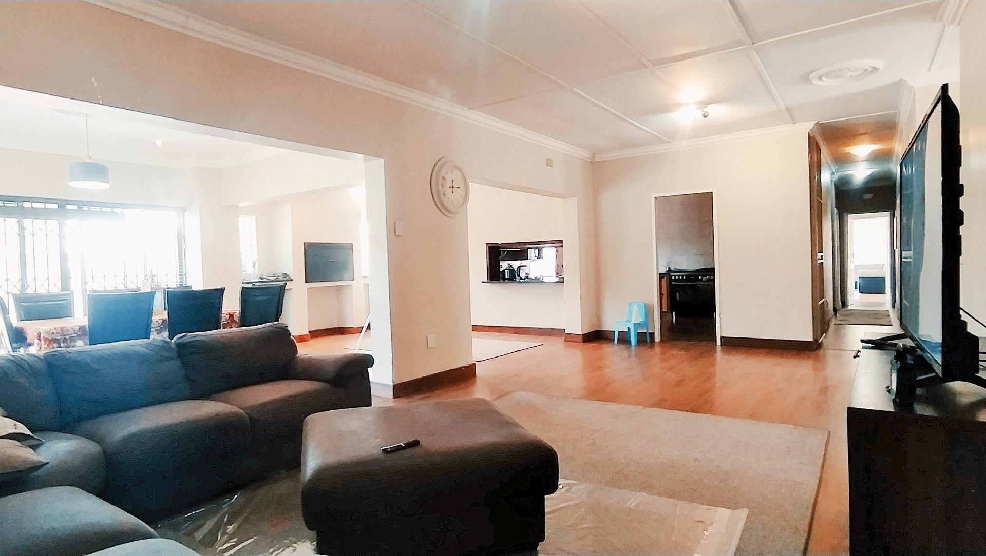 Lounges of property in Dan Pienaar