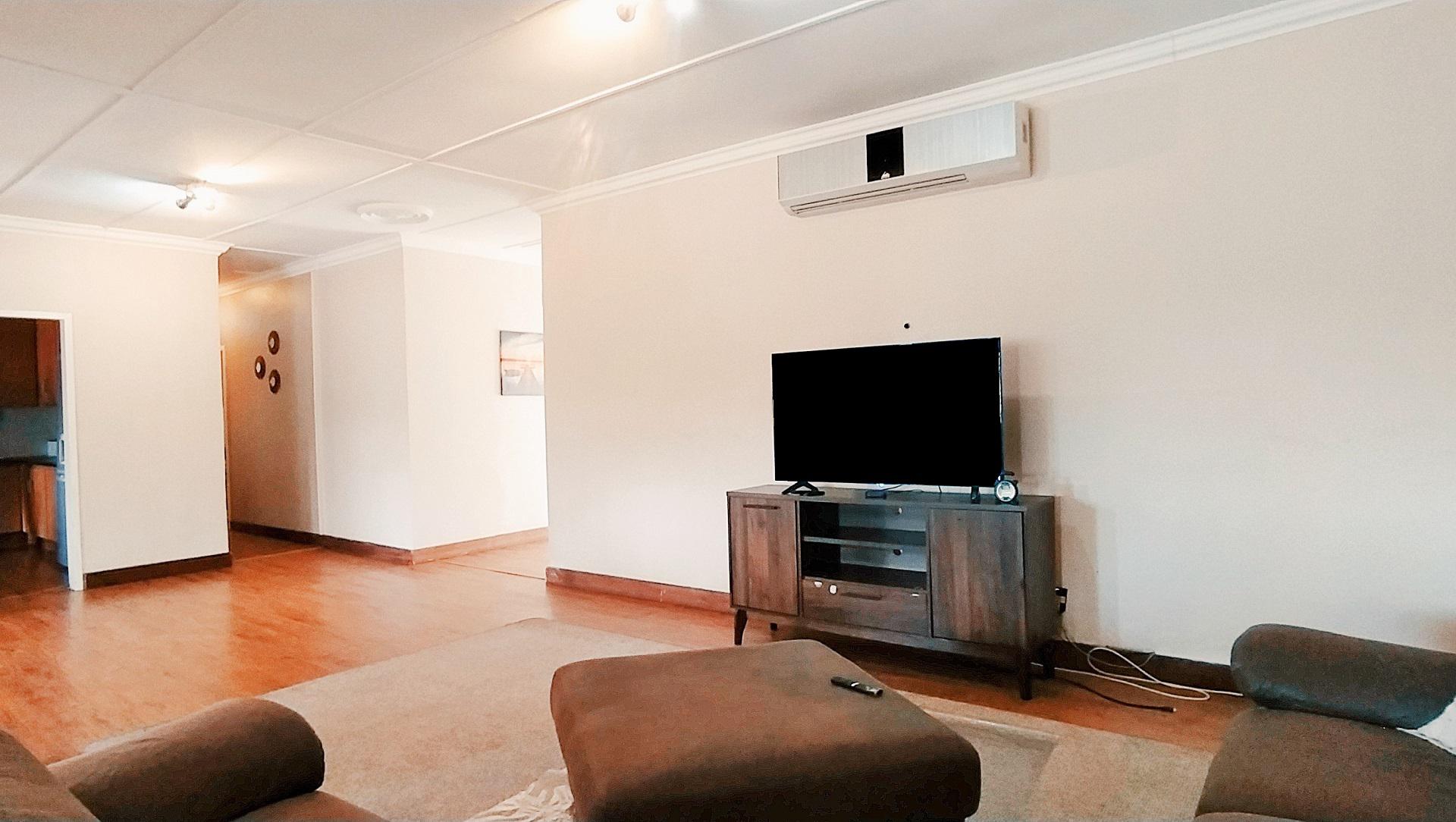 Lounges of property in Dan Pienaar