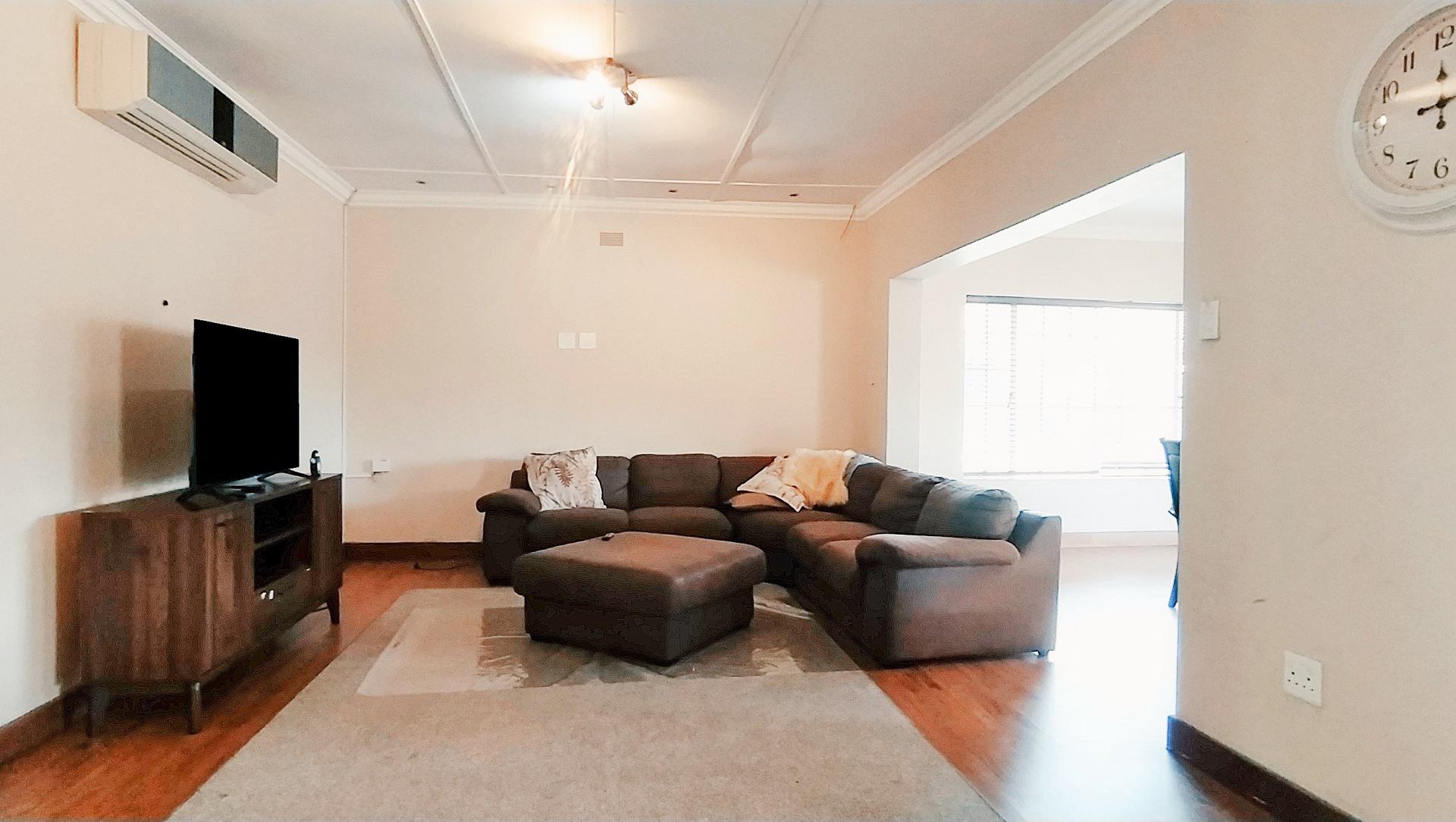 Lounges of property in Dan Pienaar