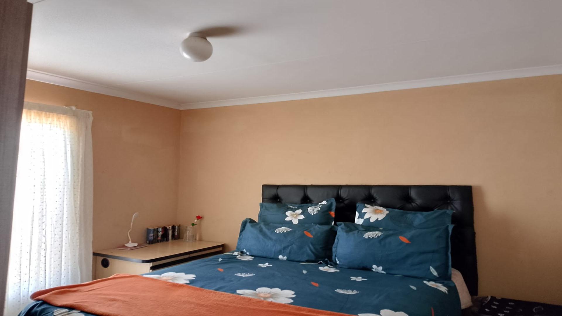 Bed Room 1 of property in Watervalspruit