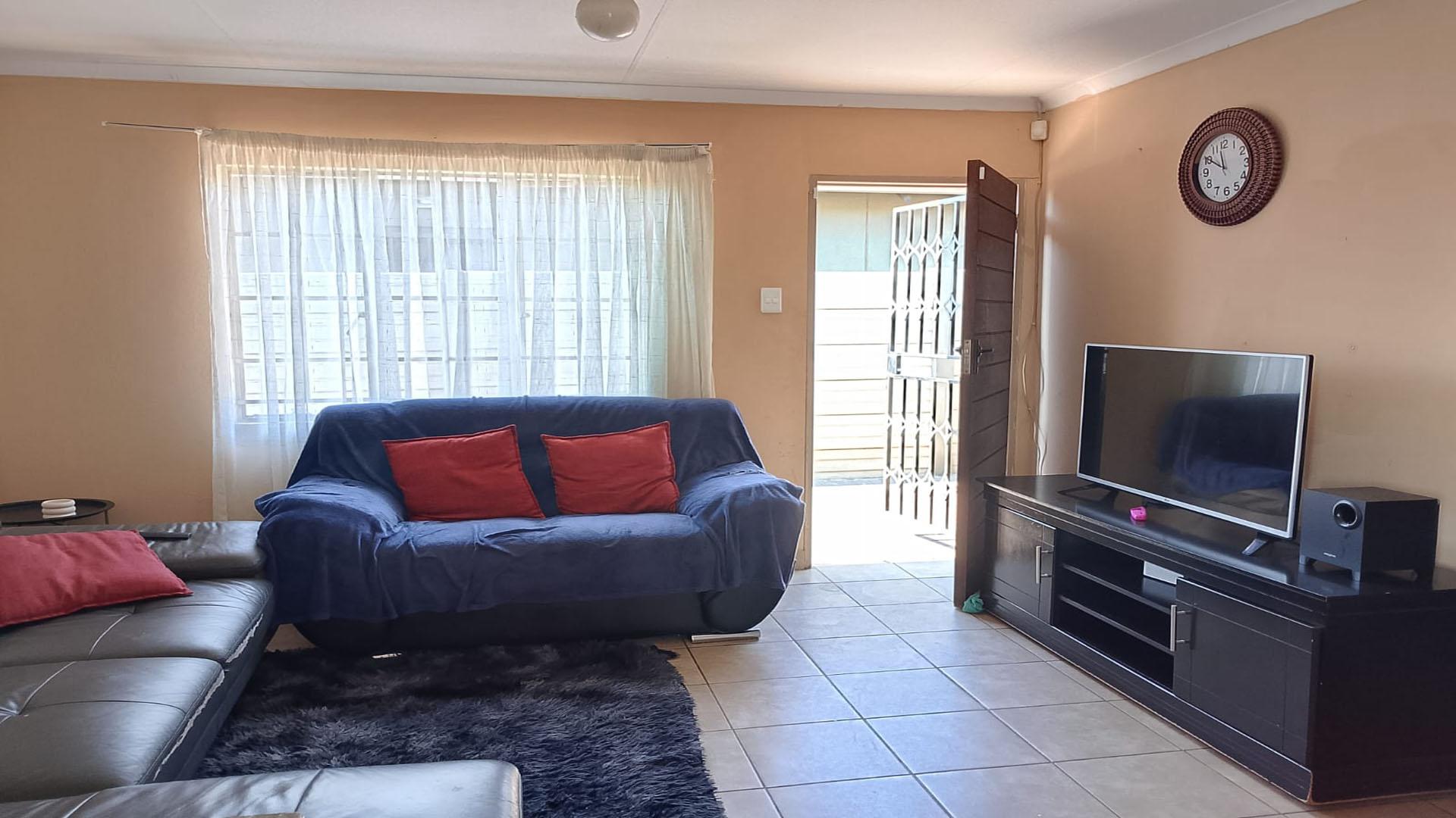 Lounges of property in Watervalspruit