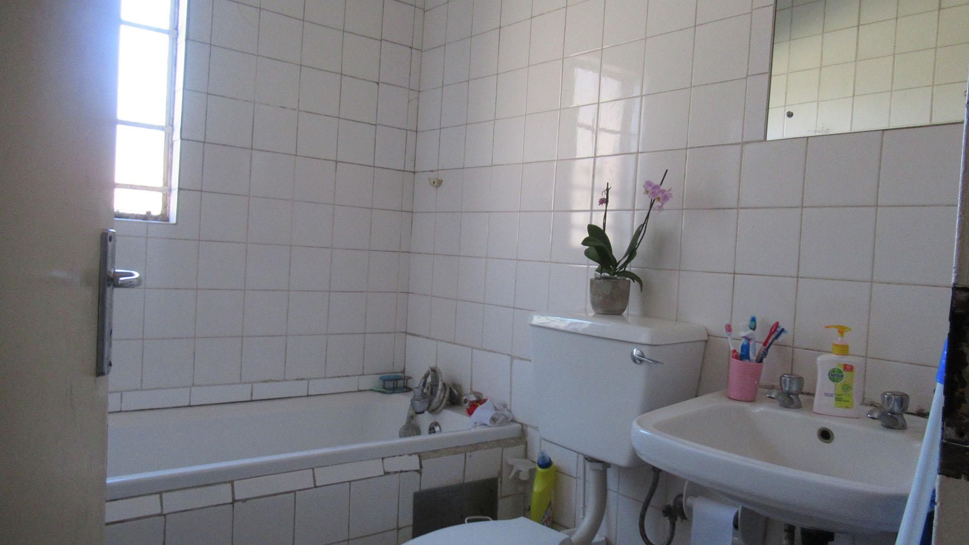 Bathroom 1 - 4 square meters of property in Kew