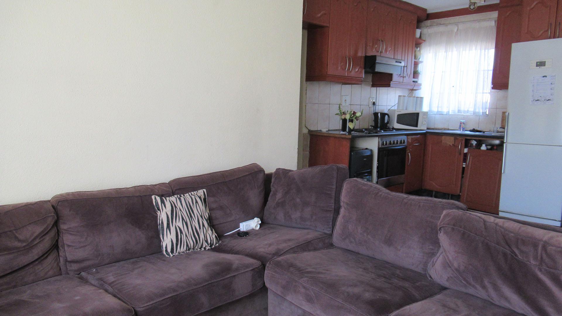 Lounges - 12 square meters of property in Kew