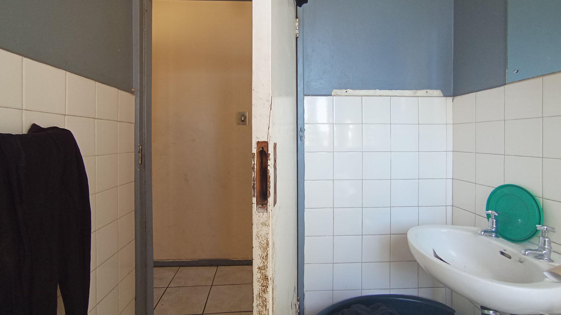 Bathroom 1 - 6 square meters of property in Sunnyside