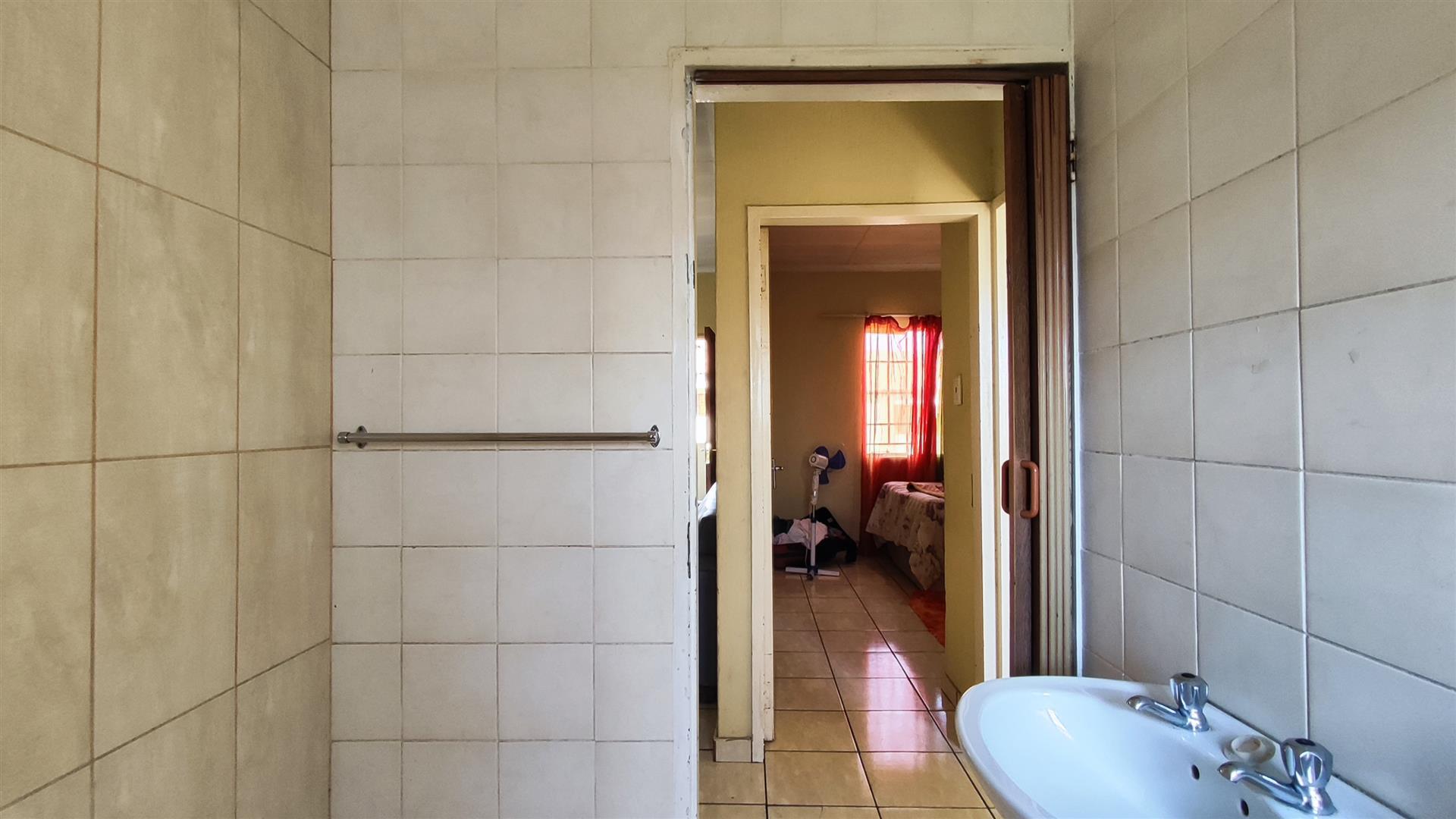 Bathroom 1 - 4 square meters of property in Elspark