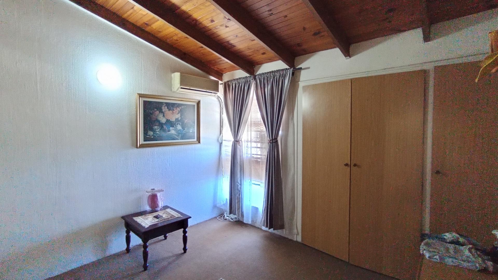 Bed Room 1 - 16 square meters of property in Mayville (KZN)