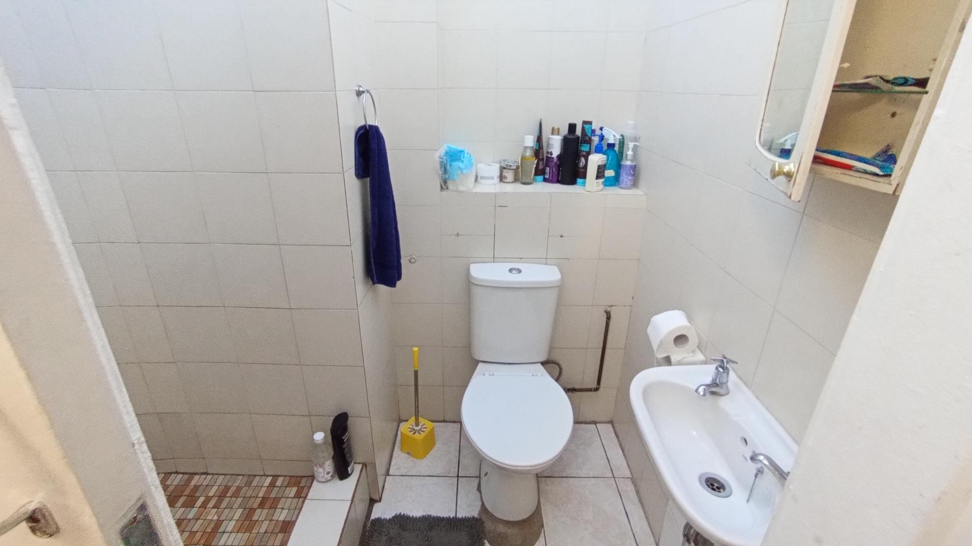 Bathroom 1 - 3 square meters of property in Mayville (KZN)