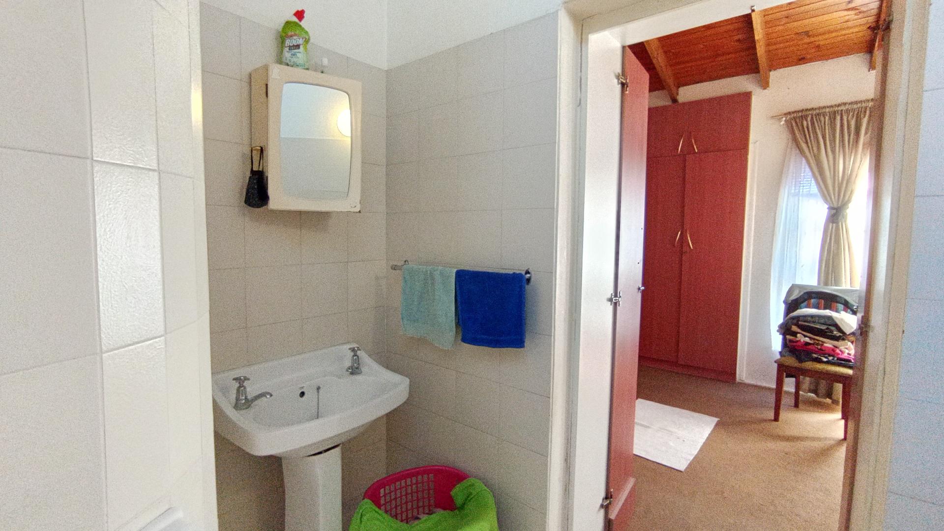 Main Bathroom - 5 square meters of property in Mayville (KZN)