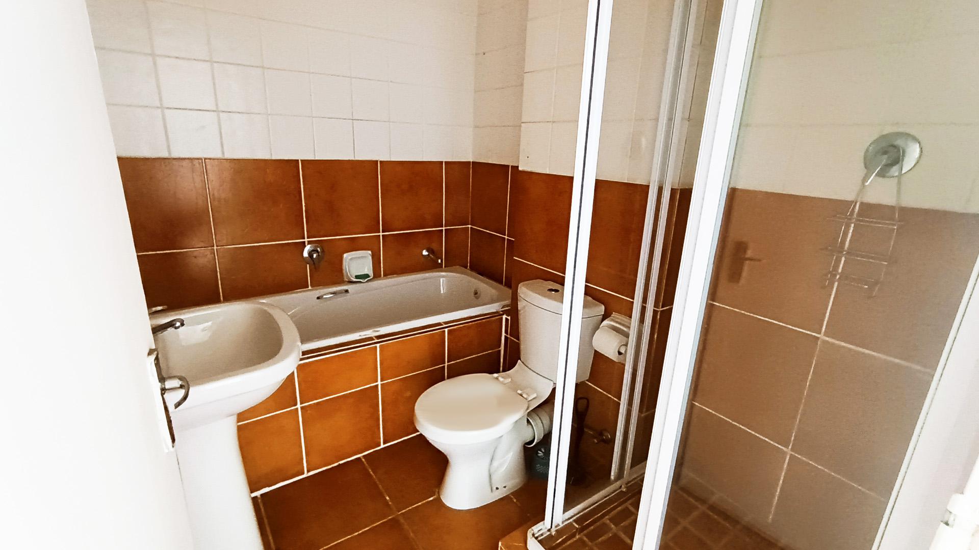 Bathroom 1 - 5 square meters of property in Guldenland