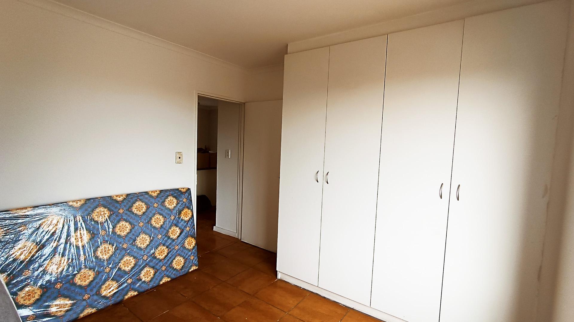 Bed Room 1 - 13 square meters of property in Guldenland