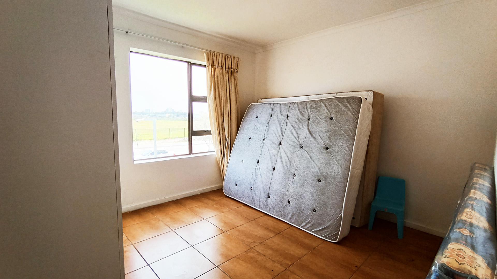 Bed Room 1 - 13 square meters of property in Guldenland