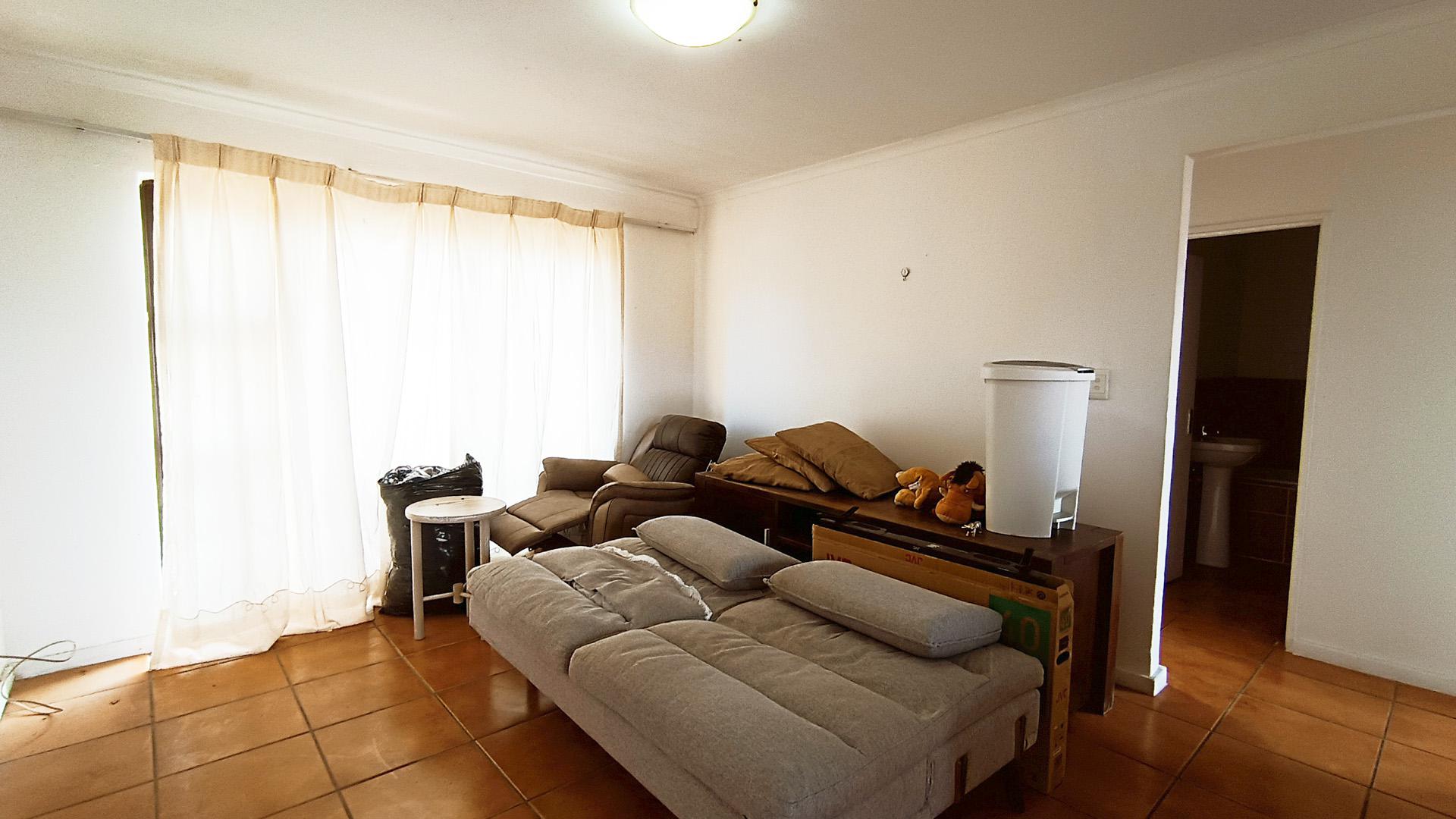 Lounges - 17 square meters of property in Guldenland