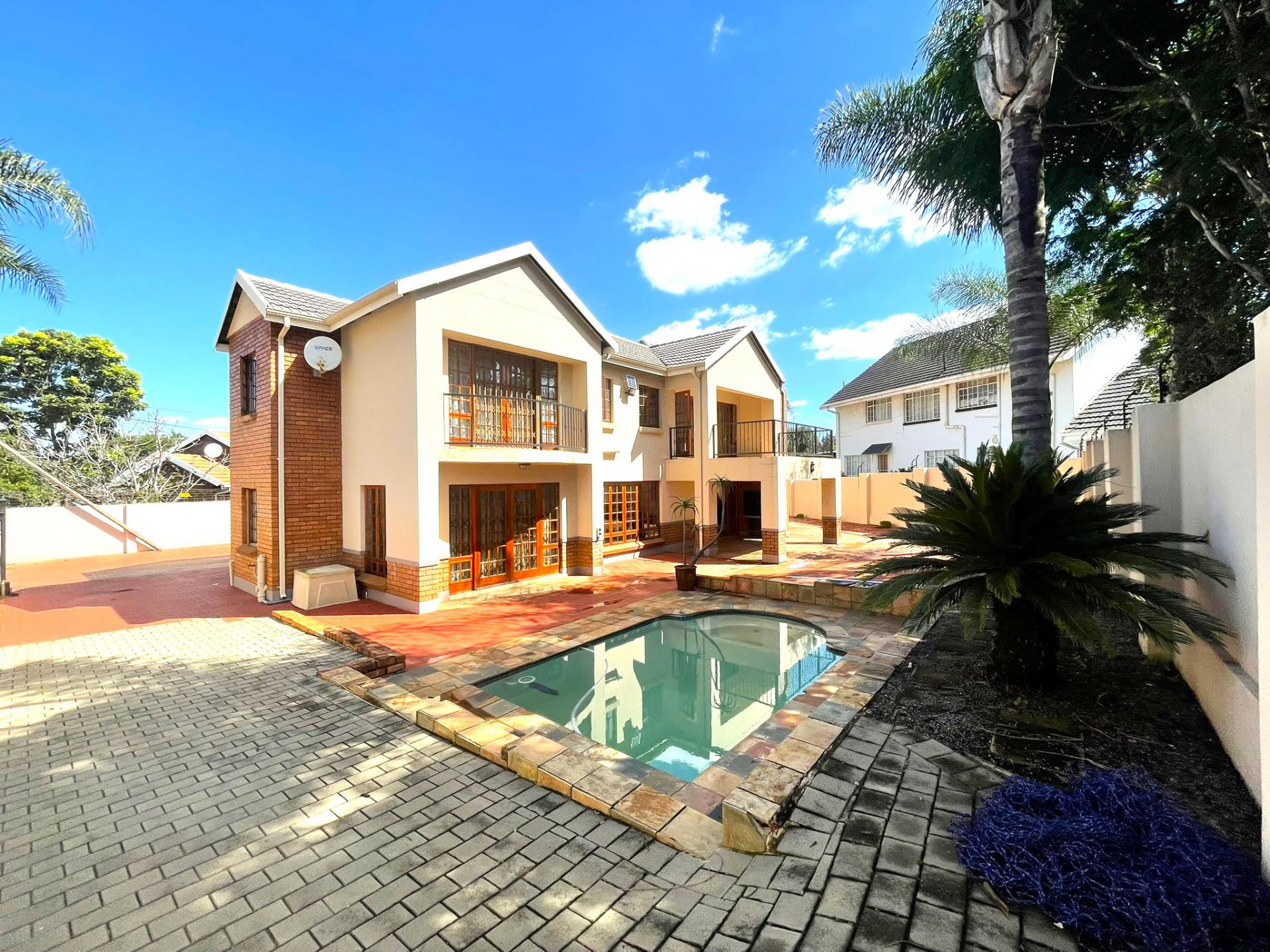  of property in Die Hoewes