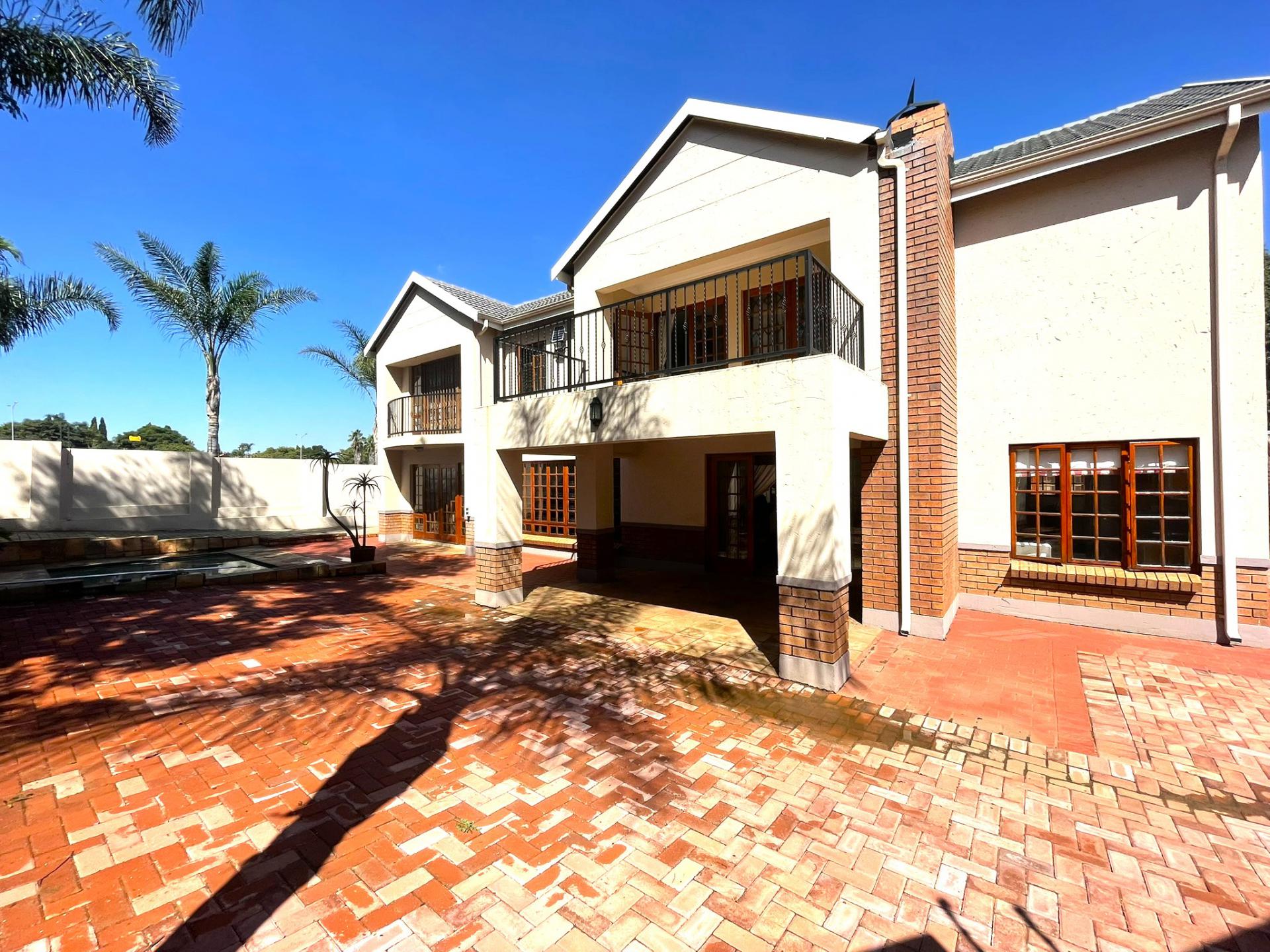  of property in Die Hoewes