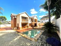  of property in Die Hoewes