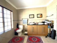  of property in Die Hoewes